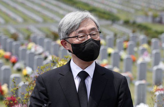 최재형 전 감사원장이 12일 오전 대전 유성구 국립대전현충원 제2연평해전 전사자 묘역과 연평도 포격전 전사자 묘역을 찾은 뒤 취재진 질문에 답하고 있다. 뉴스1