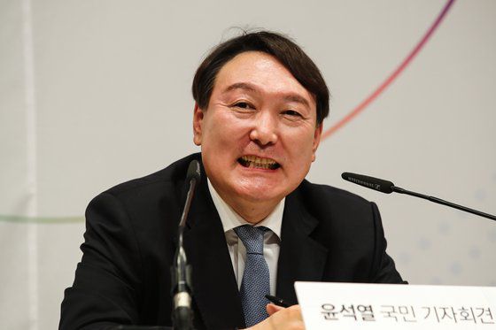 윤석열 전 검찰총장이 지난달 29일 서울 서초구 매헌 윤봉길 의사 기념관에서 열린 대선 출마 기자회견에서 웃음짓고 있다.   연합뉴스