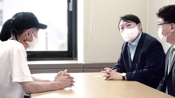 윤석열 전 검찰총장이 지난 10일 오후 서울 광화문 캠프 사무실에서 지난해 9월 서해상에서 북한군에게 피살된 해양수산부 공무원 이모 씨의 유족과 면담을 했다. [뉴시스]
