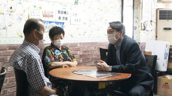 윤석열 전 검찰총장이 12일 오후 서울 용산구 삼각지역 인근의 한 한식백반집을 방문, 사장 부부를 만나 대화하고 있다. [사진 윤석열 캠프]