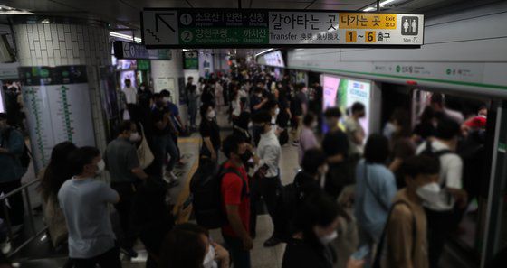 서울 지하철 1호선과 2호선이 만나는 신도림역에서 많은 시민이 환승을 위해 역사를 이동하고 있다. 연합뉴스