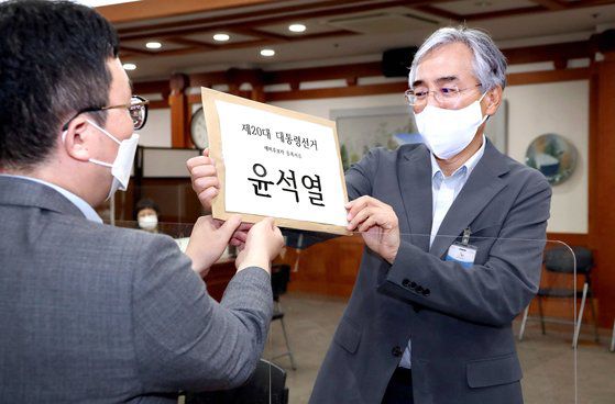 이석준(오른쪽) 전 국무조정실장이 12일 오전 경기도 과천시 중앙선관위에서 윤석열 전 검찰총장의 대선 예비후보 등록을 하고 있다. 임현동 기자