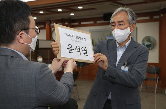 이석준 전 국무조정실장(오른쪽)이 12일 오전 경기도 과천시 중앙선관위에서 윤석열 전 검찰총장의 대선 예비후보 등록을 하고 있다. 뉴스1