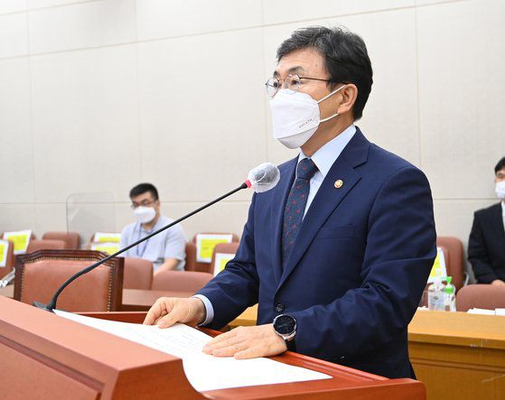 권덕철 보건복지부 장관이 13일 오전 서울 여의도 국회에서 열린 보건복지위원회 전체회의에 참석해 정부측 인사말을 하고 있다. 임현동 기자