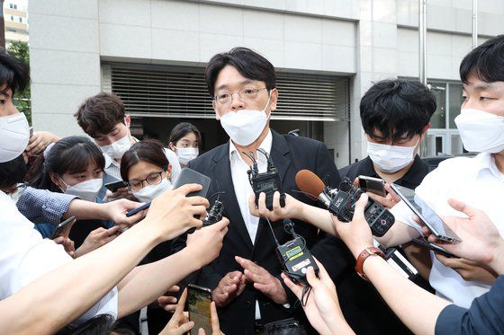 청탁금지법 위반 혐의를 받는 이동훈 전 조선일보 논설위원이 13일 오후 소환 조사를 마치고 서울 마포구 서울경찰청 강력범죄수사대 청사를 나서던 중 취재진의 질문에 답변하고 있다. 뉴스1