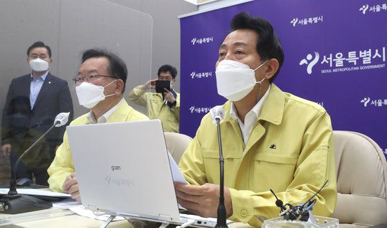 오세훈 서울시장(오른쪽)이 6일 오전 서울 중구 서울시청에서 열린 수도권 방역 특별점검회의에 참석해 발언하고 있다. 뉴시스.