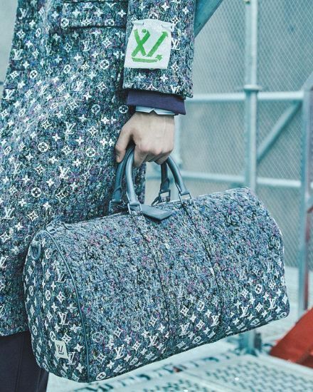 순환하는 LV로고를 통해 선보인 업사이클링 제품들. 사진 루이비통