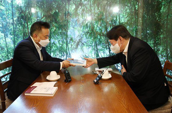 윤석열 전 검찰총장이 지난 8일 서울 종로구 한 음식점에서 만찬 전 국민의힘 소속 김영환 전 의원으로부터 '나라를 살리는 10가지 생각 창고' 도서를 선물받고 있다. 국회사진기자단