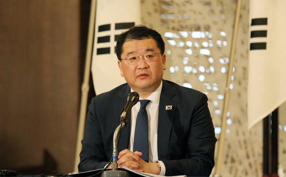 최종건 외교부 1차관은 한미일 외교차관 협의회 직후 공동 기자회견에서 "한일 간 협의는 긍정적인 방향으로 갈 것"이라고 말했다. 협의회에서 논의된 의제에 대해선 "북한 문제, 한반도 평화 프로세스에 관해 대화를 나눴다"고 밝혔다. [연합뉴스]