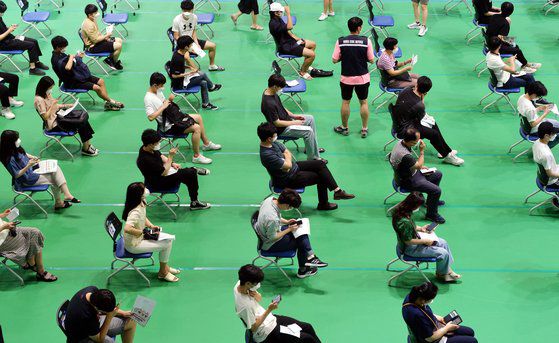 21일 수능 시험을 앞둔 고3 수험생과 교직원들이 대전 중구 예방접종센터에서 화이자 백신을 접종받은 뒤 이상반응 관찰을 위해 휴식하고 있다. 프리랜서 김성태