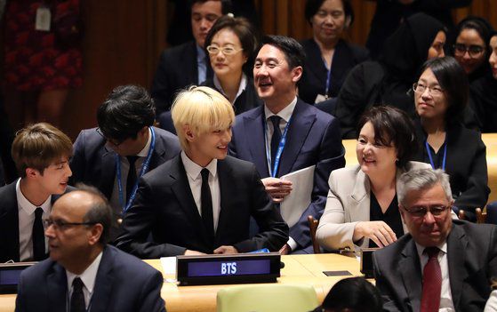 제73차 유엔 총회를 방문한 문재인 대통령 부인 김정숙 여사가 2018년 9월 24일 오후(현지시간) 뉴욕 유엔본부 신탁통치이사회 회의장에서 열린 유니세프의 새로운 청소년 어젠다인 ‘제너레이션 언리미티드(Generation Unlimited)’ 파트너십 출범 행사에서 초청 연사로 온 케이팝 그룹 방탄소년단(BTS)을 만나 반갑게 인사하고 있다. 연합뉴스