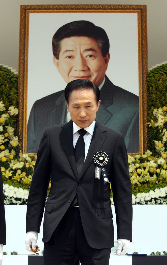 서울 경복궁에서 열린 노무현 전 대통령 국민장 영결식에서 이명박 당시 대통령이 헌화한 뒤 걸어나오고 있다. 청와대사진기자단