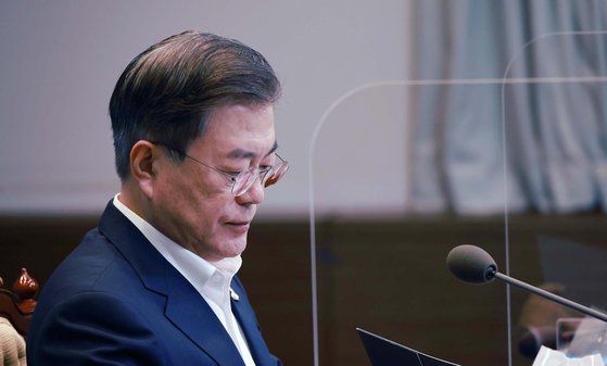 문재인 대통령이 청와대에서 열린 수석·보좌관 회의에서 굳은표정을 하고 있다. 청와대사진기자단