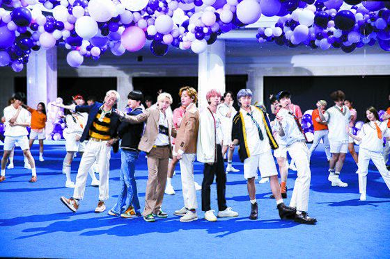 BTS, 미국 '지미 팰런쇼' 출연...'퍼미션 투 댄스' 퍼포먼스 공개. 연합뉴스