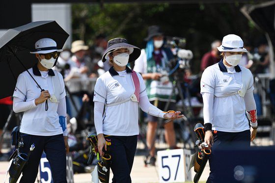 23일 일본 도쿄 유메노시마 공원 양궁장에서 열린 2020도쿄올림픽 여자 개인전 랭킹라운드에서 (왼쪽부터)안산, 강채영, 강민희 선수가 과녁을 확인하러 가고 있다. 올림픽사진공동취재단