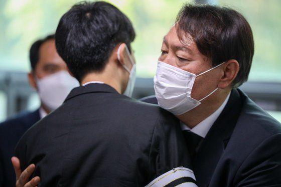 천안함 폭침 희생자인 고(故) 정종율 상사의 부인 정경옥씨가 암 투병 끝에 별세한 소식이 알려진 22일 윤석열 전 검찰총장이 인천시 동구 청기와장례식장을 찾아 고인의 아들 정모군을 위로하고 있다. 윤석열 캠프 제공