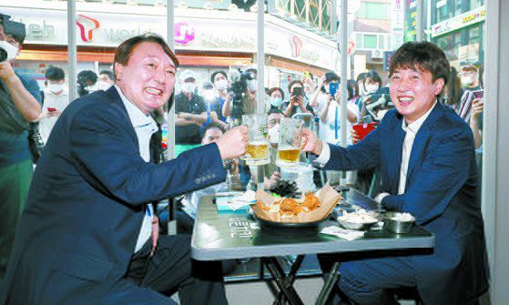 이준석 국민의힘 대표(오른쪽)와 윤석열 전 검찰총장이 25일 서울 광진구 건국대 인근 한 식당에서 회동하고 있다. 이번 만남은 이 대표가 제안해 이뤄졌다. [연합뉴스]