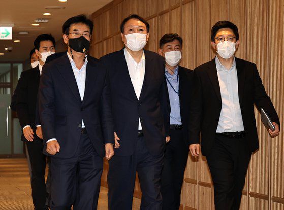 윤석열 검찰총장(가운데)이 26일 오후 오세훈 서울시장을 만나기 위해 시청 청사를 방문하고 있다. 국회사진기자단.