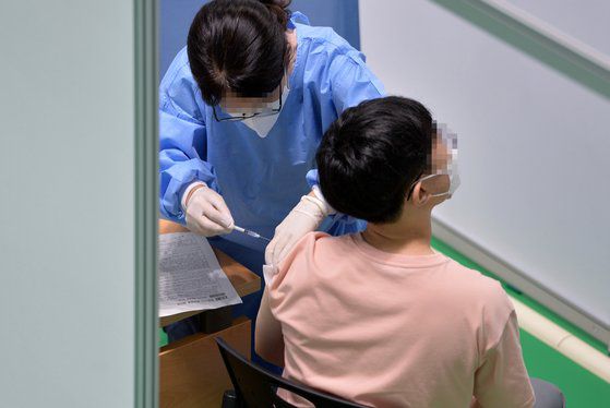 21일 대전의 한 접종센터에서 고3 학생이 백신을 접종받고 있는 모습. [프리랜서 김성태]