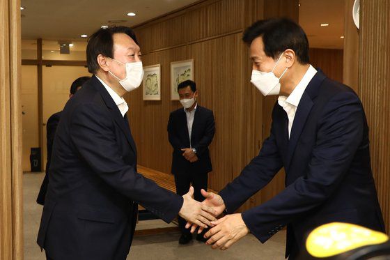 야권 대권주자인 윤석열 전 검찰총장(왼쪽)이 26일 서울시청에서 오세훈 서울시장과 만나 인사하고 있다. 뉴시스.