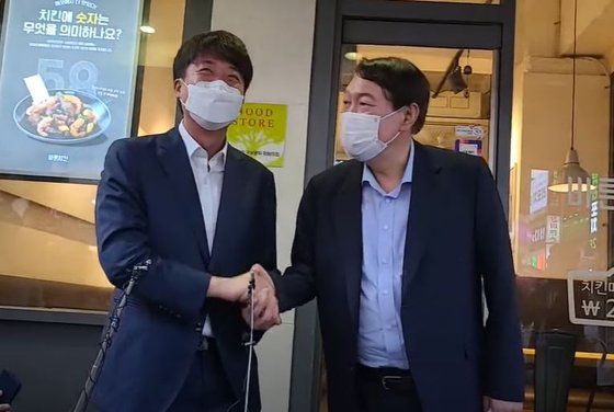 윤석열 전 검찰총장과 이준석 국민의힘 대표가 서울 광진구 한 식당에서 회동하고 기자회견을 하고 있다.