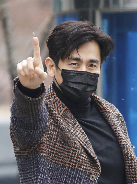 배우 차인표가 지난해 12월 29일 서울 양천구 목동 SBS에서 열린 SBS `두시탈출 컬투쇼` 라디오 방송을 위해 출근을 하며 인사를 하고 있다. 뉴스1