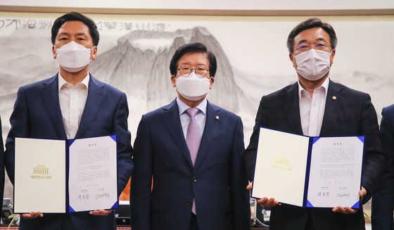 박병석 국회의장과 더불어민주당 윤호중 원내대표 국민의힘 김기현 원내대표등 양당 원내대표단이 23일 추경안과 상임위원장 배분등에 합의후 합의문을 읽고 있다. 임현동 기자