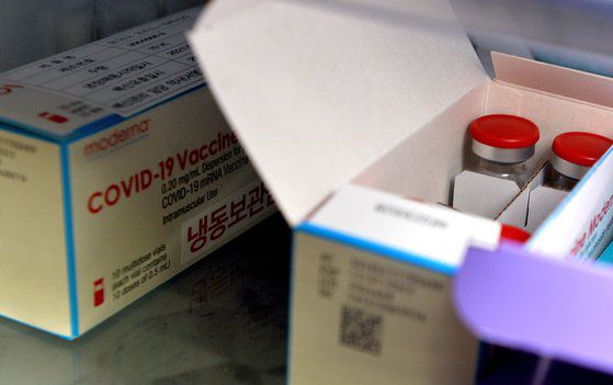 50대 국민 첫 신종 코로나바이러스 감염증(코로나19) 백신 접종이 26일 전국에서 일제히 시작됐다. 김성태 기자