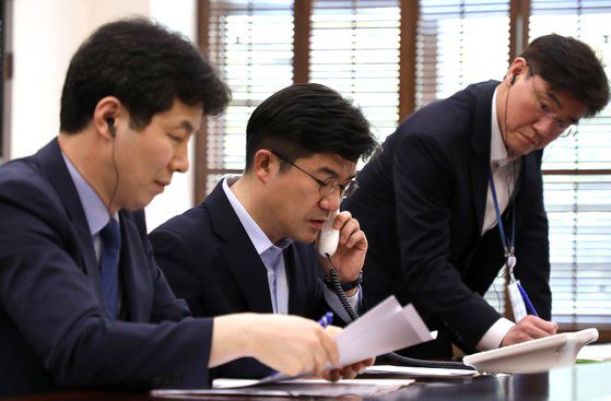 북한은 2019년 6월 대북전단 살포를 문제삼아 남북 간 모든 통신연락선을 차단했다. 2018년 4월 남북 정상회담을 1주일 앞두고 개통된 청오대-노동당 간 직통 핫라인 역시 이 때 차단됐다. 사진은 2018년 4월 20일 당시 송인배(가운데) 청와대 제1부속실장과 윤건영 국정상황실장(왼쪽)이 남북 정상 간 '핫라인'(Hot Line·직통전화)을 이용해 북한 국무위 담당자와 시험통화 하는 모습. [연합뉴스]