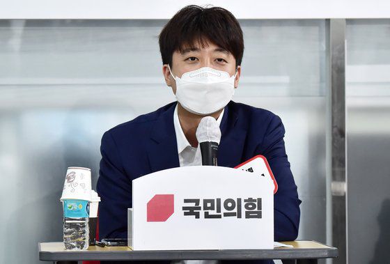 이준석 국민의힘 대표가 28일 서울 여의도 중앙당사에서 열린 '요즘것들 연구소 시즌2' 간담회에서 인사말을 하고 있다. 당 소속 의원과 청년 정치인 모임인 '요즘것들 연구소 시즌2'는 이날 집단 감염에 취약한 체육계 종사자들을 위한 신종 코로나바이러스 감염증(코로나19) 백신 우선 접종을 논의한다. 뉴스1