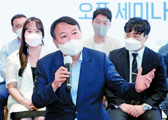 윤석열 전 검찰총장(가운데)은 1일 서울 여의도의 한 카페에서 열린 청년 싱크탱크 ‘상상23’의 세미나에 참석해 “청년세대가 국가 정책 개발에 주도적으로 참여해야 한다”고 말했다. [뉴시스]