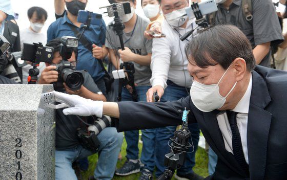 윤석열 전 검찰총장이 지난 6일 오전 대전 유성구 국립대전현충원 천안함 46용사 묘역을 찾아 묘비를 어루만지고 있다. 연합뉴스