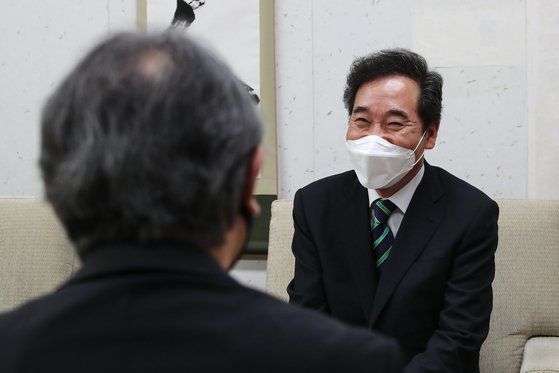 더불어민주당 대선 예비후보 이낙연 전 대표가 3일 서울 종로구 한국기독교교회협의회를 방문해 이홍정 한국기독교교회협의회 총무와 대화하고 있다. 뉴스1