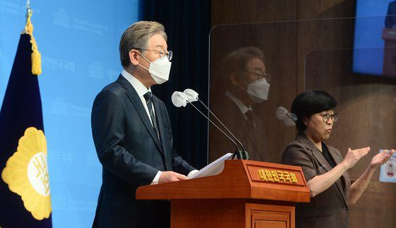 더불어민주당 대선 예비후보인 이재명 경기도 지사가 3일 오후 서울 여의도 국회 소통관에서 "임기 내 주택을 250만호 이상 공급하고, 이 중 기본주택으로 100만호 이상을 공급하겠다"는 부동산 정책을 발표하고 있다. 2021.8.3 임현동 기자