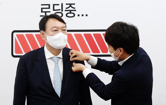 이준석 국민의힘 대표(오른쪽)가 2일 국회에서 지난달 30일 전격 국민의힘에 입당한 윤석열 전 검찰총장에게 당 배지를 달아주고 있다. 임현동 기자