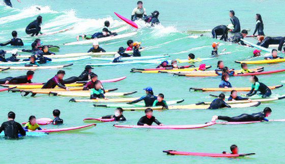 부산 해운대구 송정해수욕장을 찾은 서퍼들이 지난달 20일 파도를 즐기고 있다. 지난달 19~20일 송정해수욕장에서는 '제12회 부산시장배 국제서핑대회'가 열렸다. 기사와 관련 없는 사진. 송봉근 기자