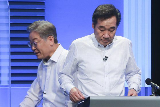 이재명 더불어민주당 대선 경선 후보가 4일 서울 마포구 YTN미디어센터에서 열린 YTN 주최 TV토론에서 이낙연 후보를 지나치고 있다. 2021.8.4 국회사진기자단