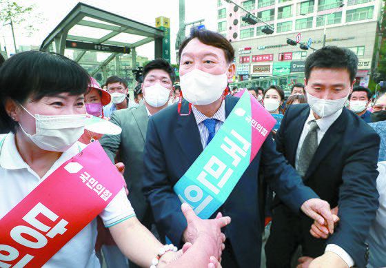 서울 응암역에서 국민의힘 당원 가입을 독려한 윤석열 전 총장. [국회사진기자단]