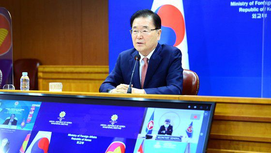 정의용 외교부 장관은 6일 ARF 화상 회의에 참석해 한반도 평화 프로세스 재가동에 대한 아세안 차원의 지지를 요청할 예정이다. 사진은 지난 3일 화상으로 열린 한·아세안(동남아시아국가연합·ASEAN) 외교장관회의에 참석한 정 장관의 모습. [뉴스1]