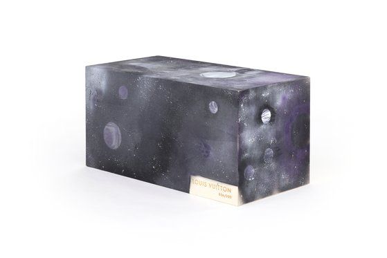 우주 비행사 훈련을 받고 화성 유인 탐사선에 선발되는 꿈을 가진 미국의 십대 소녀, 알리사 카슨이 디자인한 트렁크. 사진 루이비통