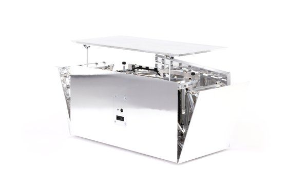 미국 LA에서 활동한 세계적 디자이너 윌로 페론의 트렁크 작품. 스트리트 브랜드 스투시의 LA·런던·토론토 매장, 칸예 웨스트의 이지 스튜디오 등을 제작한 디자이너다. 사진 루이비통