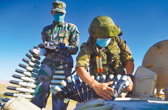 5일 중·러 군대의 ’서부·연합 2021’에 참여할 러시아 군인이 중국군 교관의 지도 아래 실탄 사격을 준비하고 있다. [신화=연합뉴스]