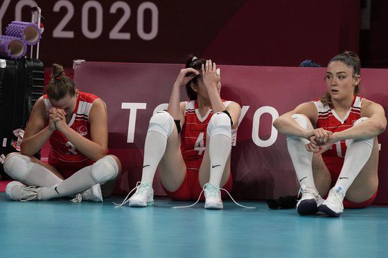 지난 4일 2020도쿄올림픽 여자 배구 8강전 경기 뒤 터키 대표팀은 눈물바다가 됐다. AP=연합뉴스