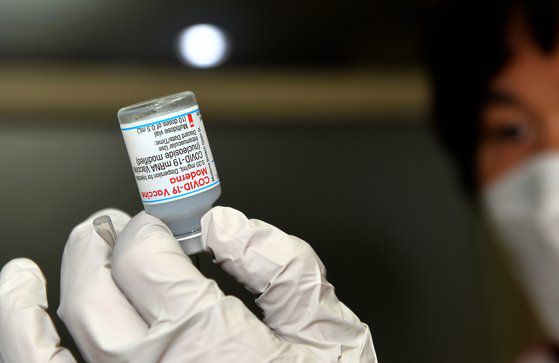 충남 계룡시의 한 병원에서 의료진이 50대 시민들에게 접종할 모더나 백신을 신중히 준비하고 있다. 프리랜서 김성태