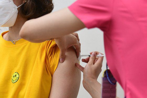 지난 4월 19일 오후 대구의 한 병원에서 교사가 백신을 맞고 있다. 뉴스1