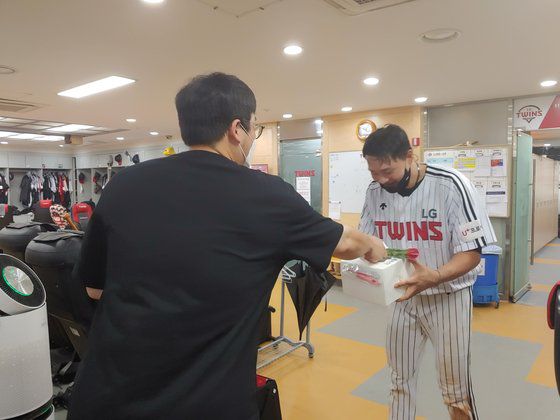 LG 트윈스 주장 김현수가 이재원에게 대표이사가 마련한 선물을 전달하고 있다. [LG 트윈스]