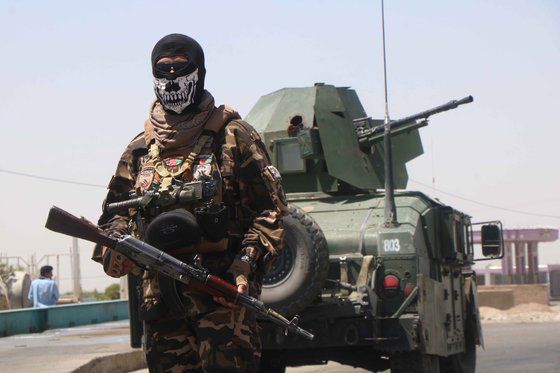 지난 5일 아프가니스탄 정부군이 헤라트에서 탈레반 무장세력과 방어전 후 순찰하고 있다. [EPA=연합뉴스]