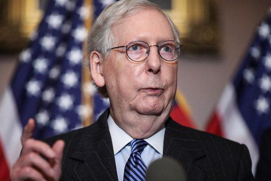 미 공화당의 일인자인 미치 매코널 상원 원내대표. 그는 이번 바이든 행정부의 아프간 철군 결정에 ″중대한 실책이 될 것″이라고 경고했다. [AP=뉴시스]