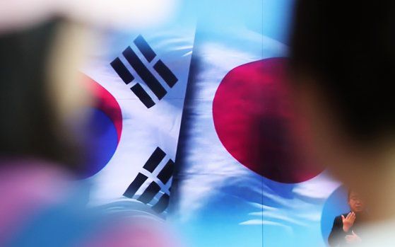 태극기와 일본 히노마루. 뉴스1