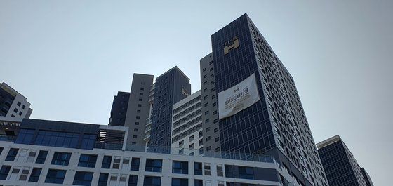 현대건설은 아파트 동에 현수막을 걸고 디에이치자이개포단지가 지역의 랜드마크라고 홍보하고 있다. 함종선 기자